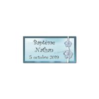 Etiquette dragees bleu clair et fleur blanche tissu