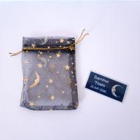 sachet pour dragées plein d'étoiles en organza noir avec petite étiquette lune